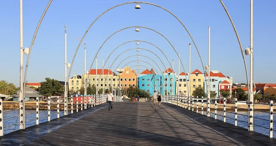 De Koningin Emmabrug met Punda erachter