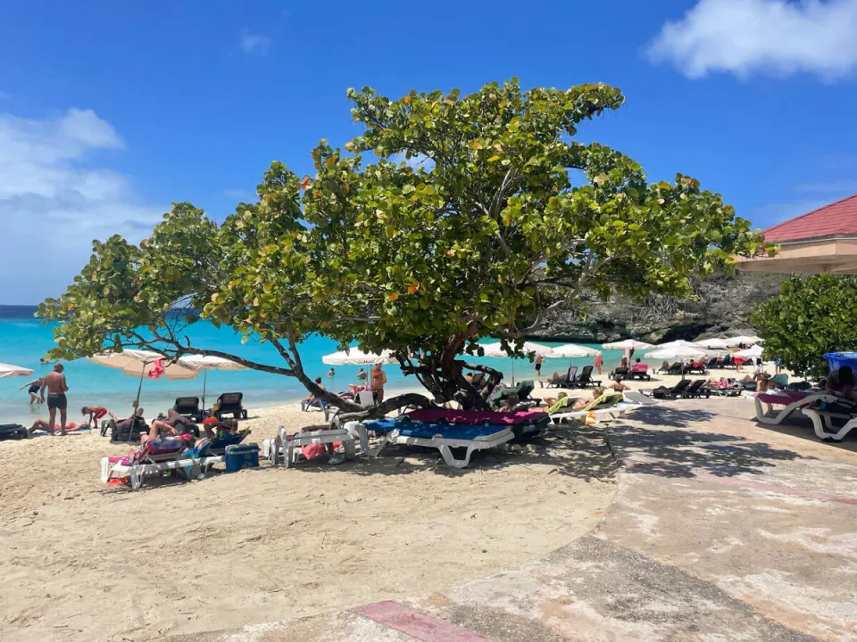 Een zonnige dag aan het strand op Curaçao